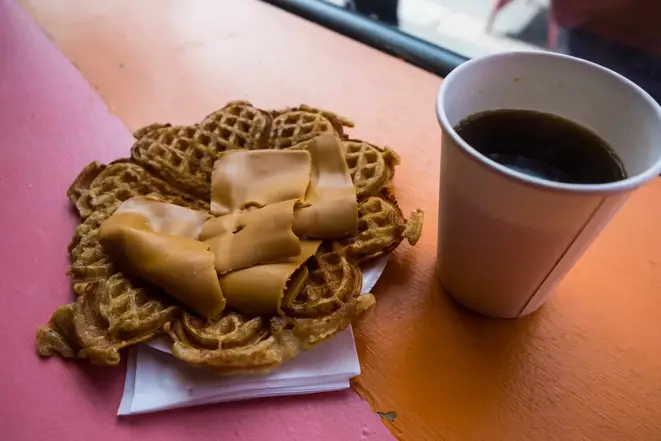 Norwegian Waffles 地中海Vaffel布鲁诺,布朗华夫饼干和奶酪。一个经典的!