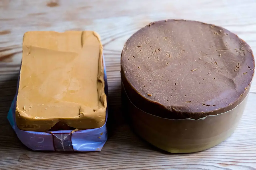 左边的Brunost(棕色奶酪)——右边的Gjeitost(山羊奶酪)