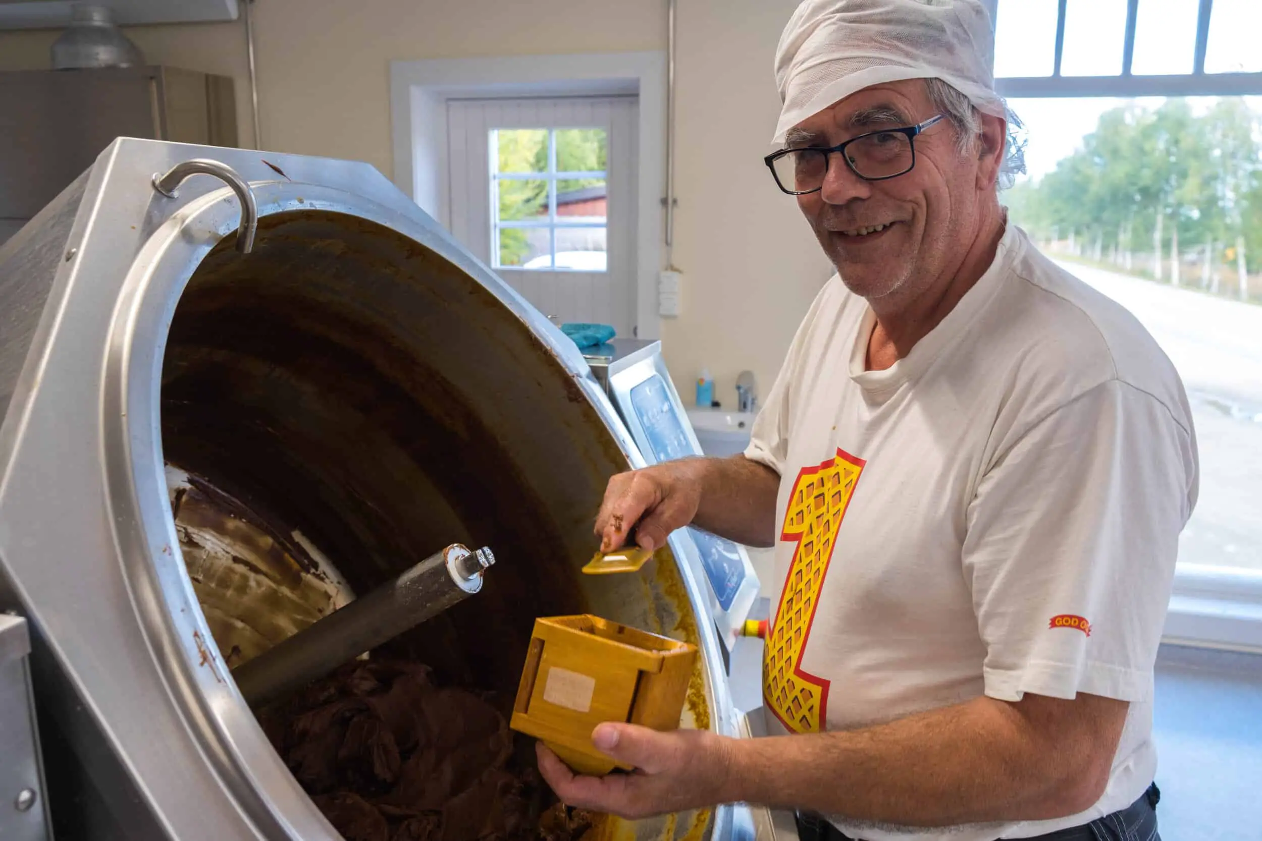 Cheese maker Lars at Solliaysteriet in Norway
